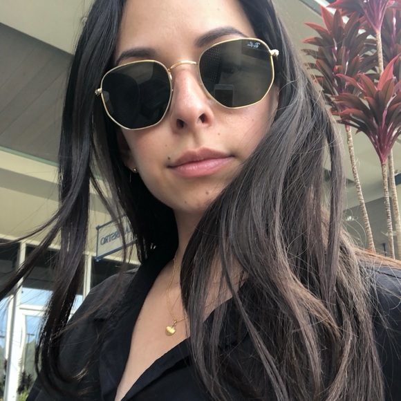 Meet your Posher, Mindy - Picture 2 of 3